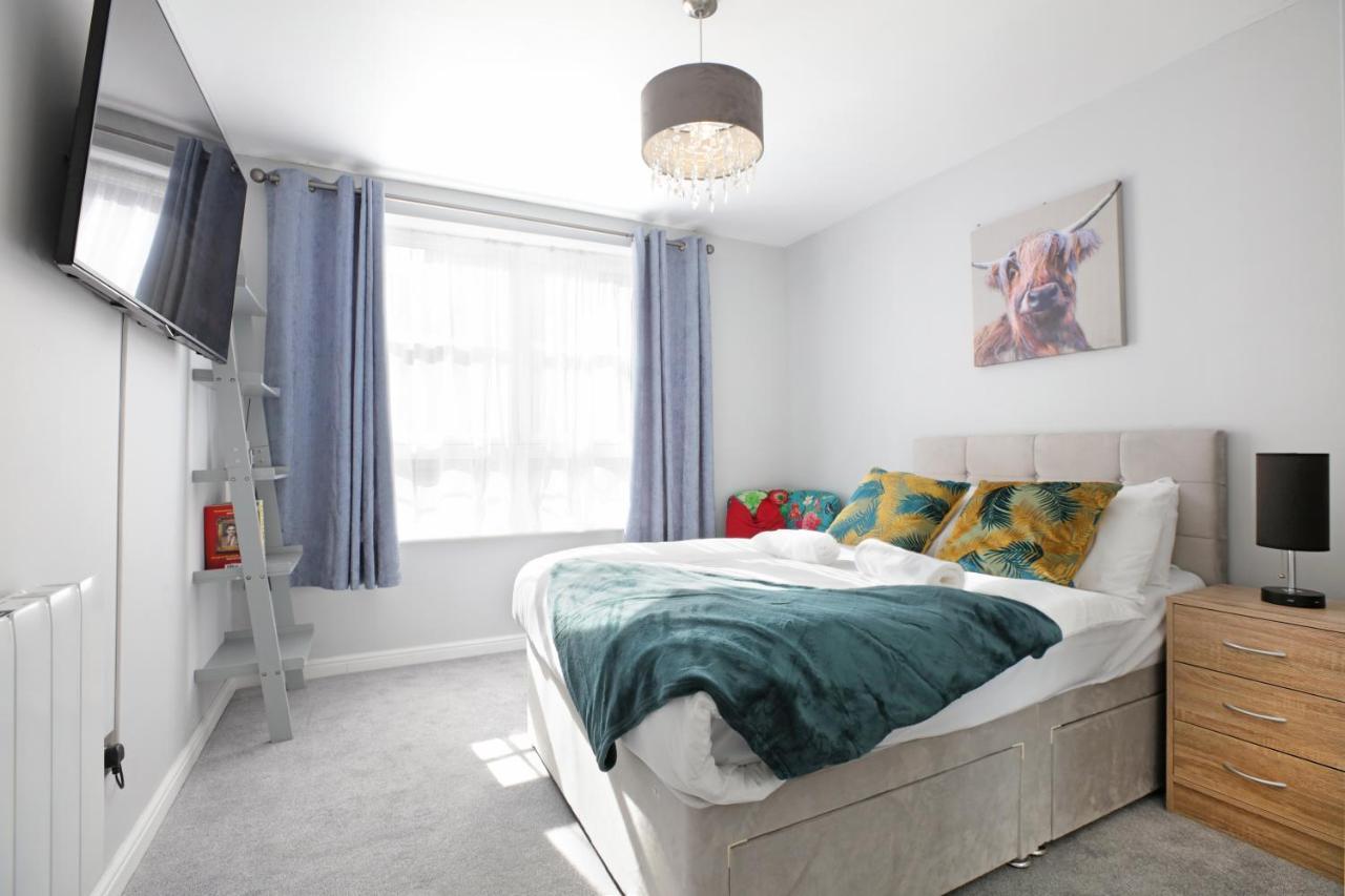 Spacious 4br Centre W/ Free Parking
