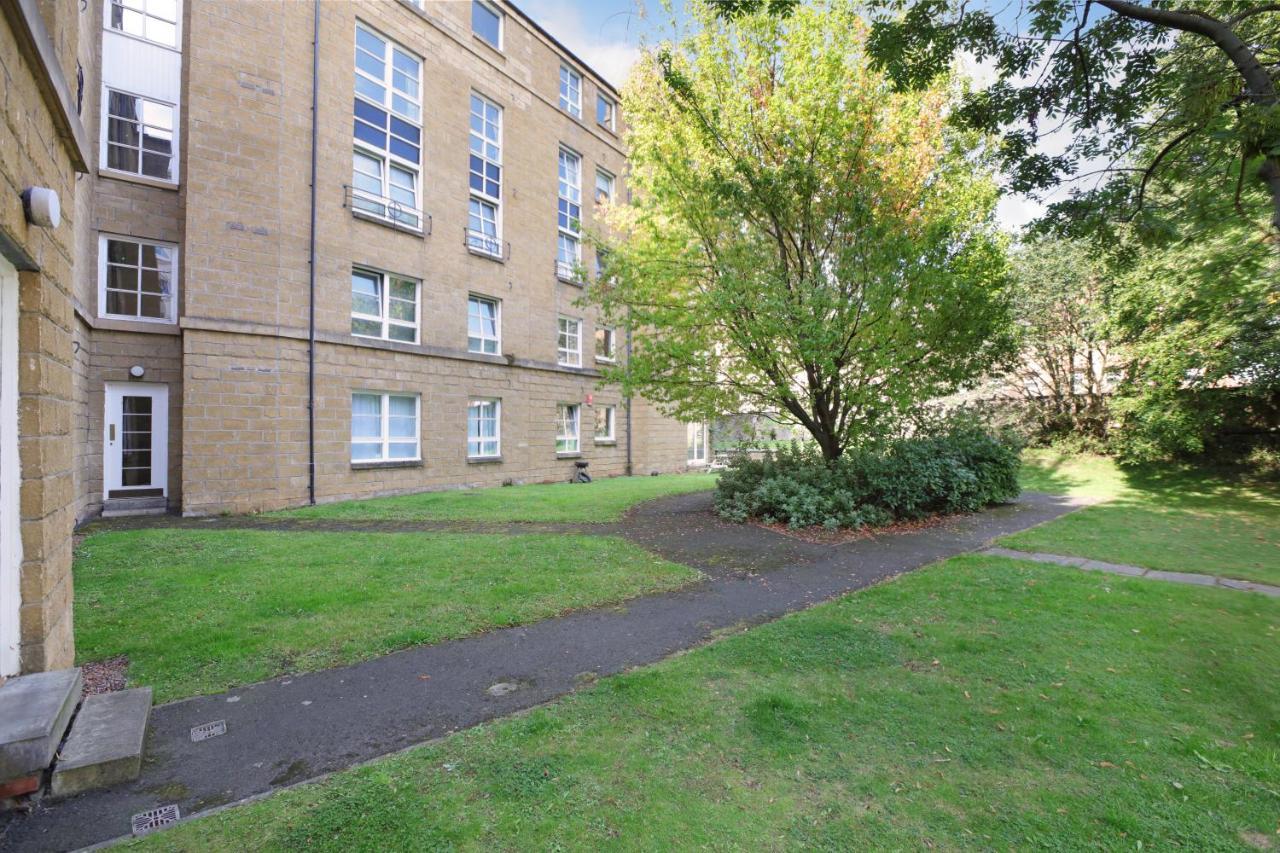 Spacious 4br Centre W/ Free Parking Apartment *