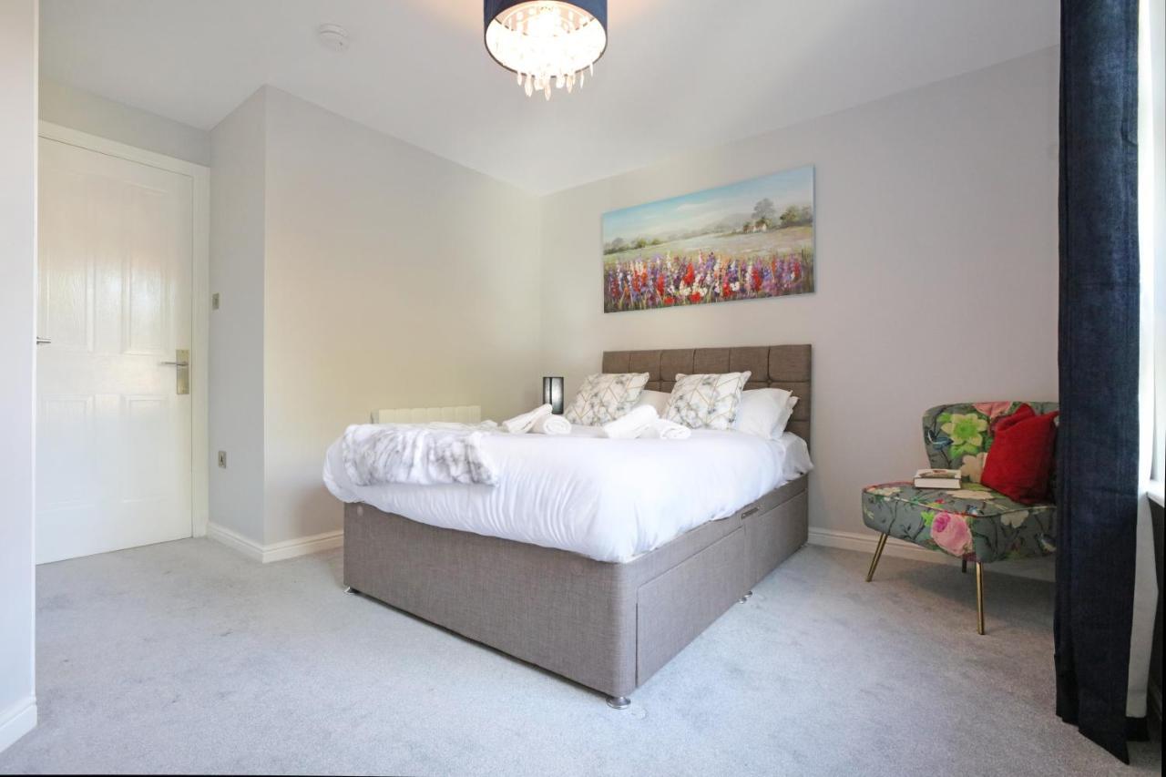 Spacious 4br Centre W/ Free Parking