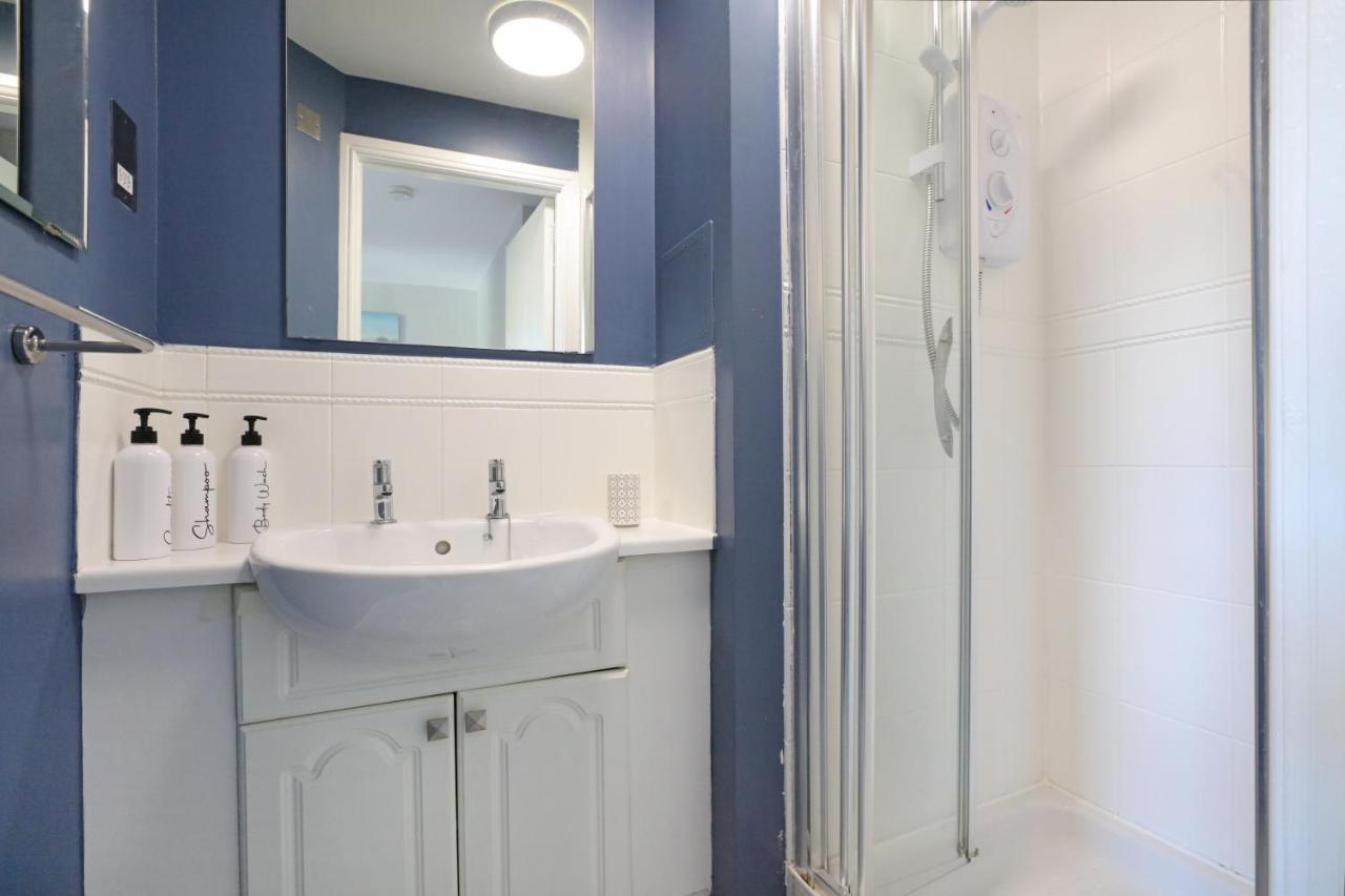 Spacious 4br Centre W/ Free Parking *
