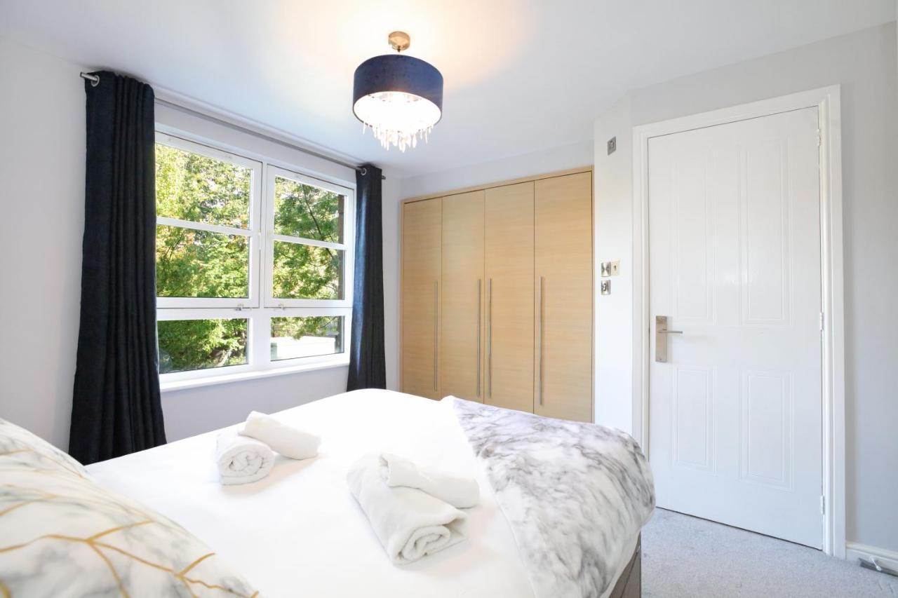 Spacious 4br Centre W/ Free Parking Apartment
