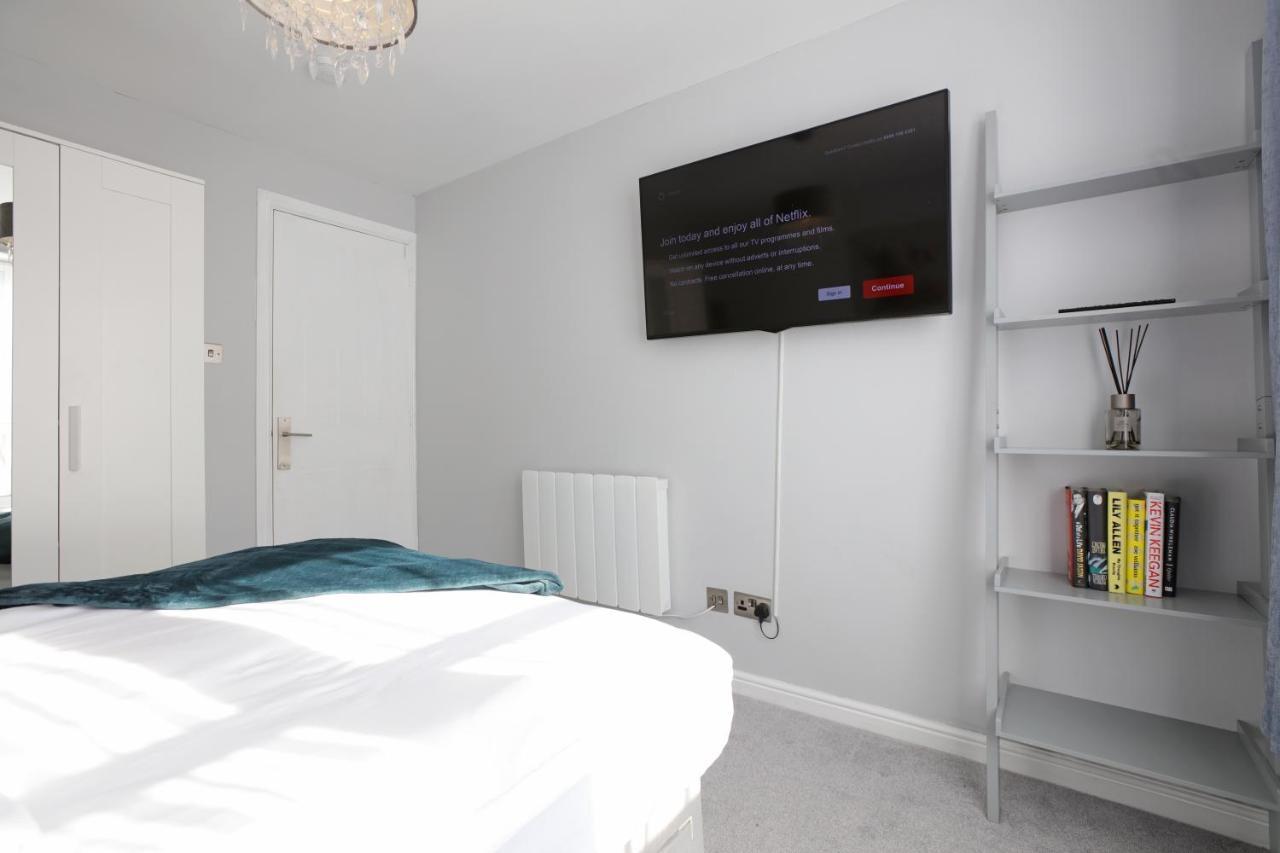 Spacious 4br Centre W/ Free Parking Apartment