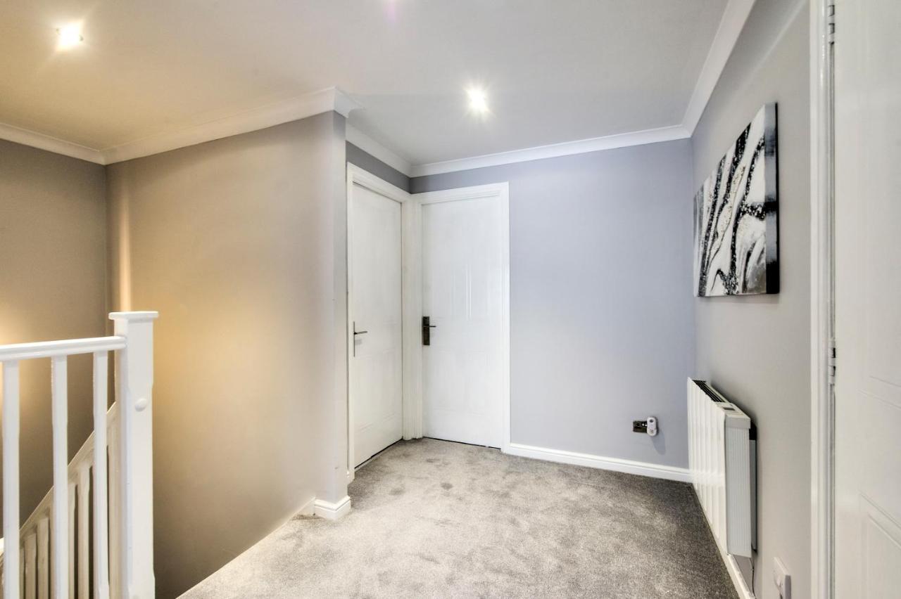 Spacious 4br Centre W/ Free Parking Apartment
