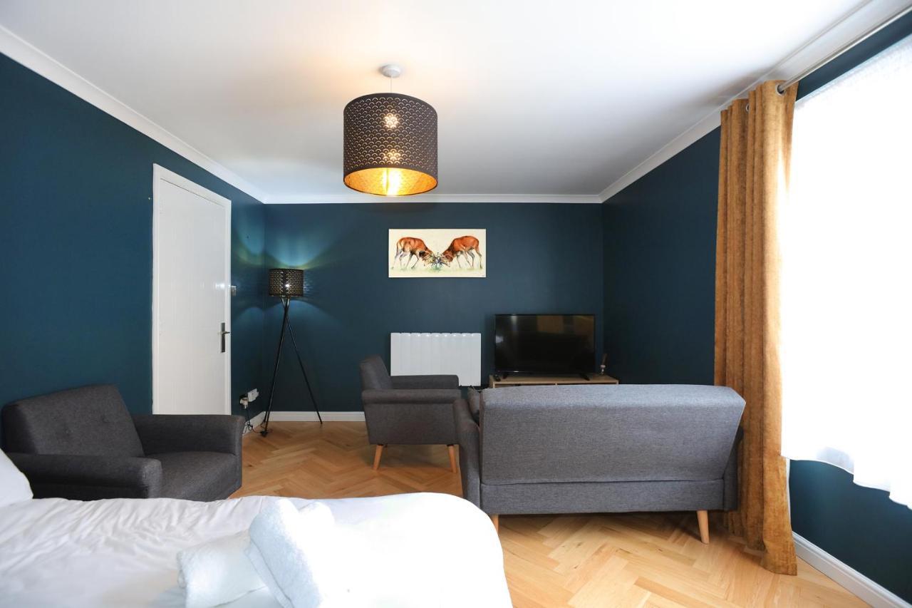 Spacious 4br Centre W/ Free Parking Apartment *