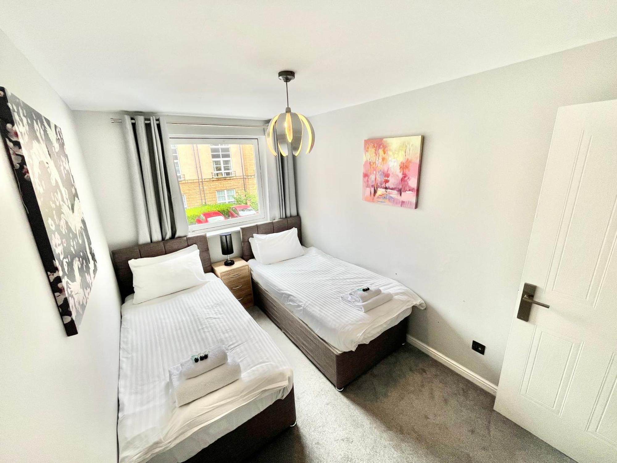 Spacious 4br Centre W/ Free Parking Apartment EDI